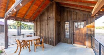 The Roadrunner Cabin 15min to Magnolia Baylor