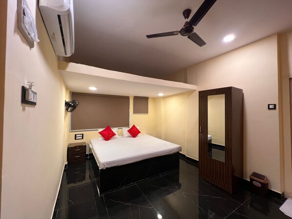 Soundproofing, bed sheets - Hotel Golden suites Vashi Navi mumbai  (Navi Mumbai)