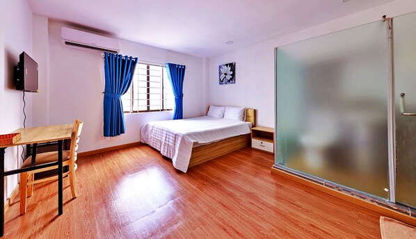 Habitación estándar doble | Minibar, decoración individual, mobiliario individual y escritorio