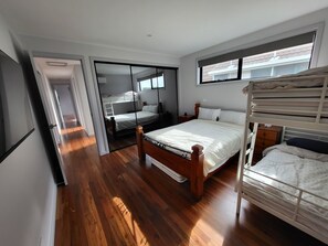 6 bedrooms, in-room safe, desk, iron/ironing board