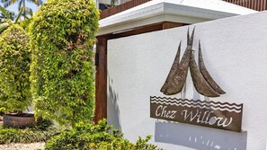 Welcome to Chez Willow, where a serene atmosphere and lush surroundings await.
