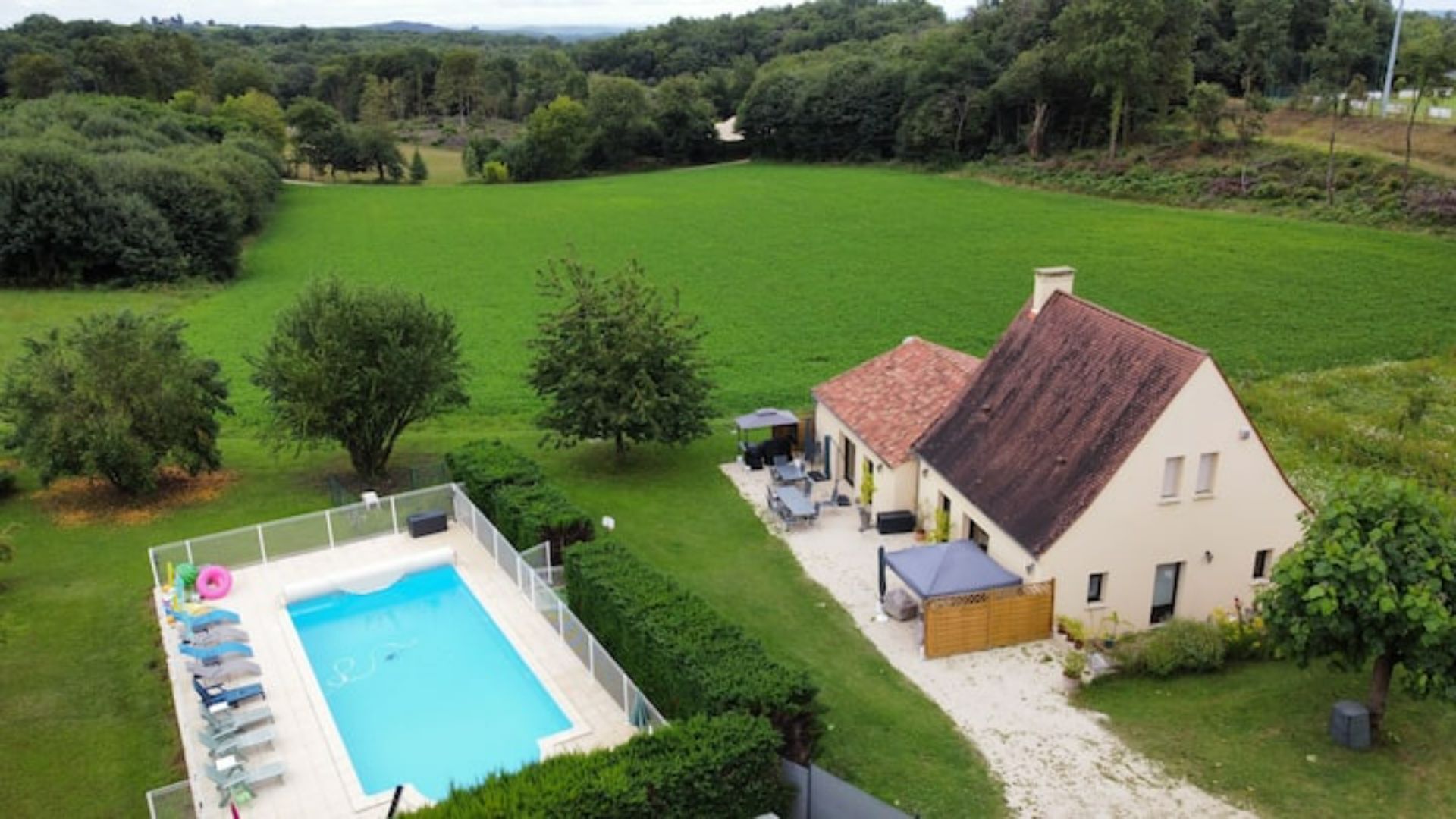 Piscina all'aperto, una piscina riscaldata