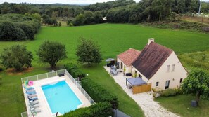 Una piscina al aire libre, una piscina climatizada