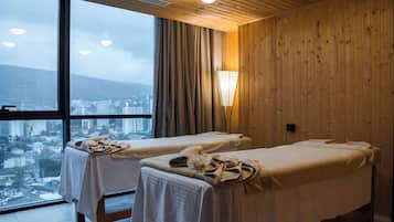 Un sauna, una bañera de hidromasaje, baño turco, masajes suecos