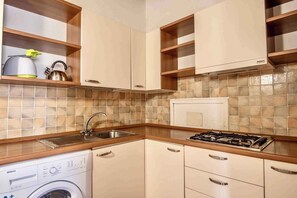 Kühlschrank, Ofen, Herdplatte, Wasserkocher mit Kaffee-/Teezubehör