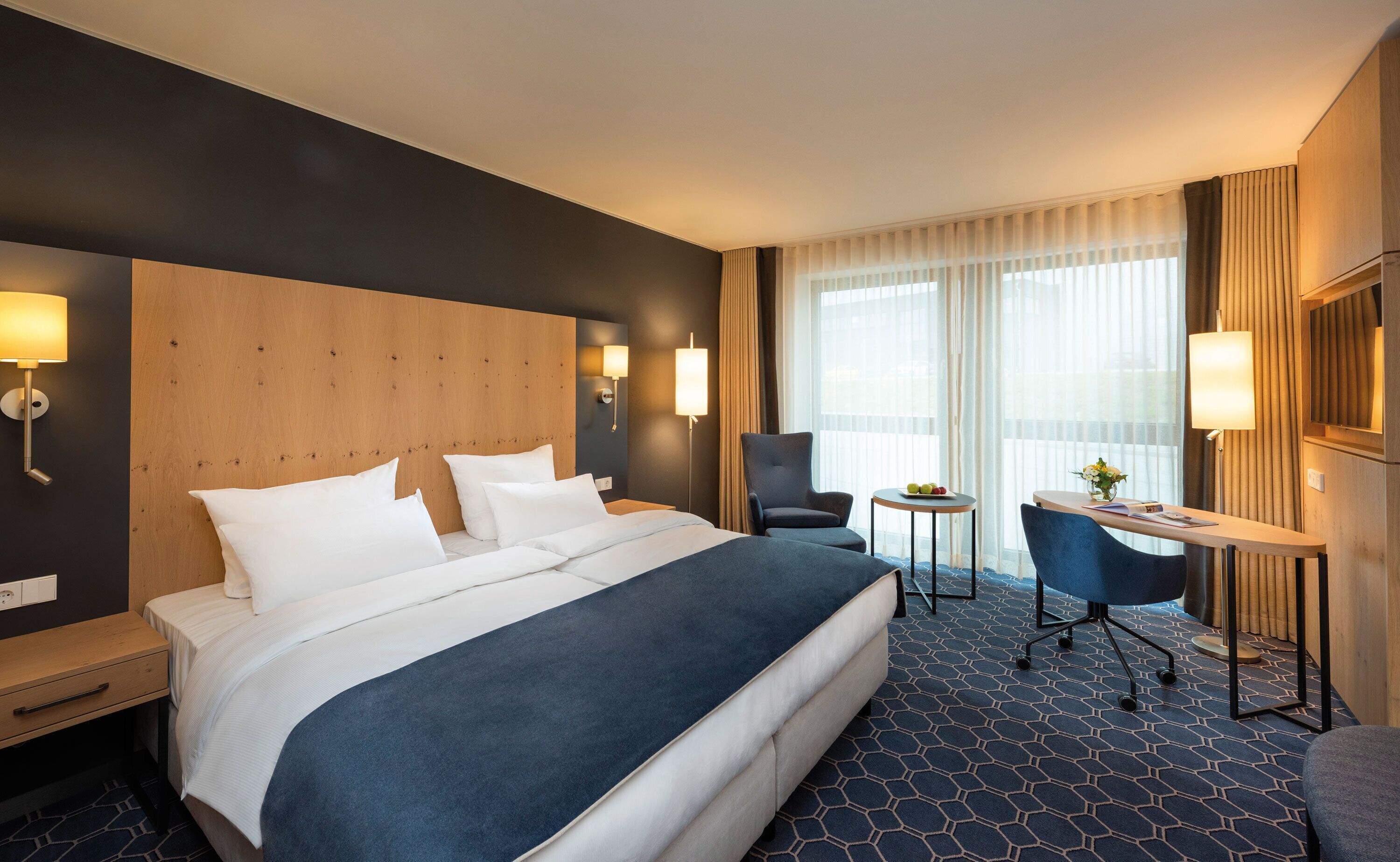 Hypo-allergenic bedding, minibar, desk, laptop workspace