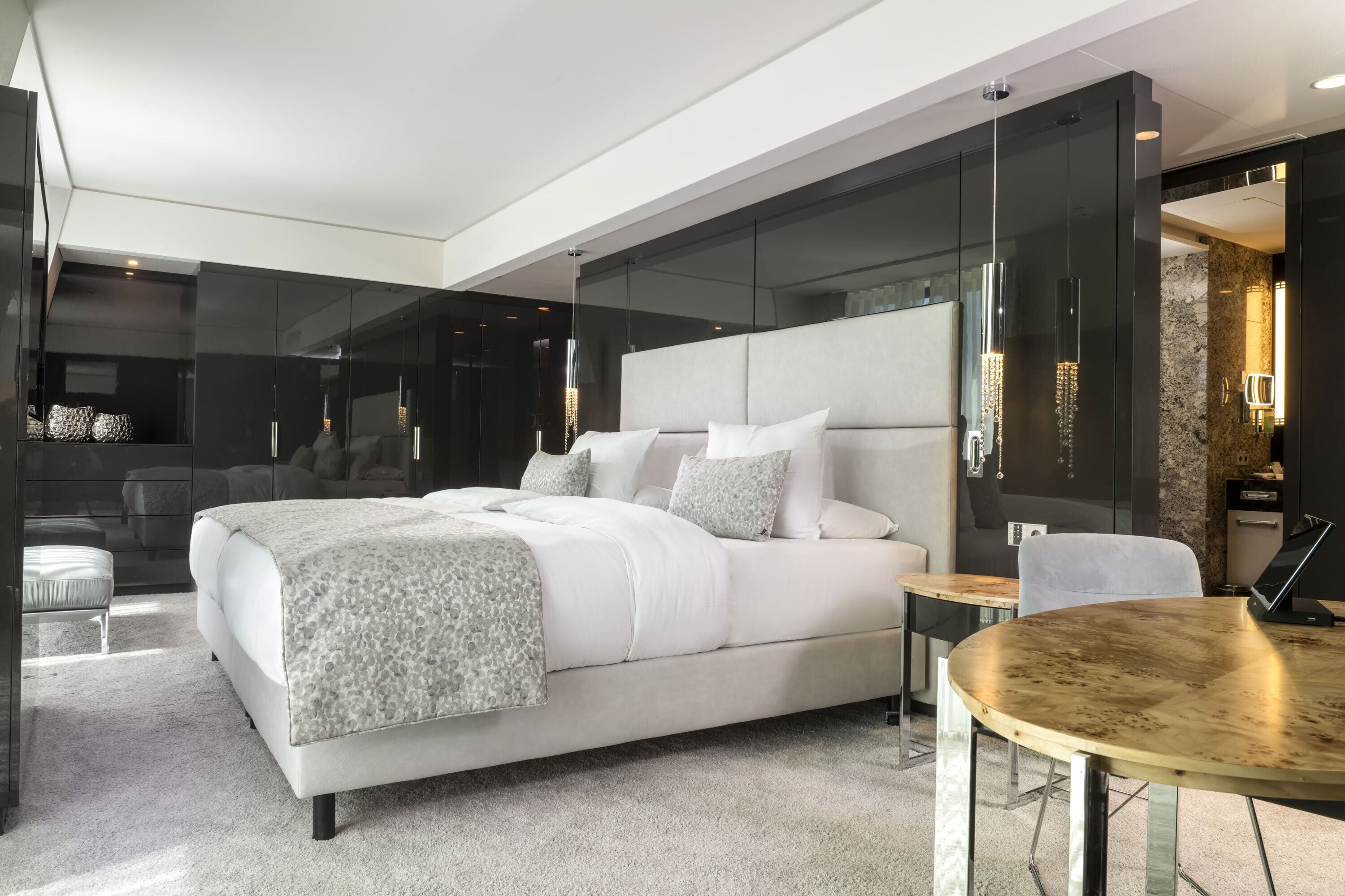 プレジデンシャル スイート | 低刺激性寝具、ミニバー、デスク、ノートパソコン用作業スペース