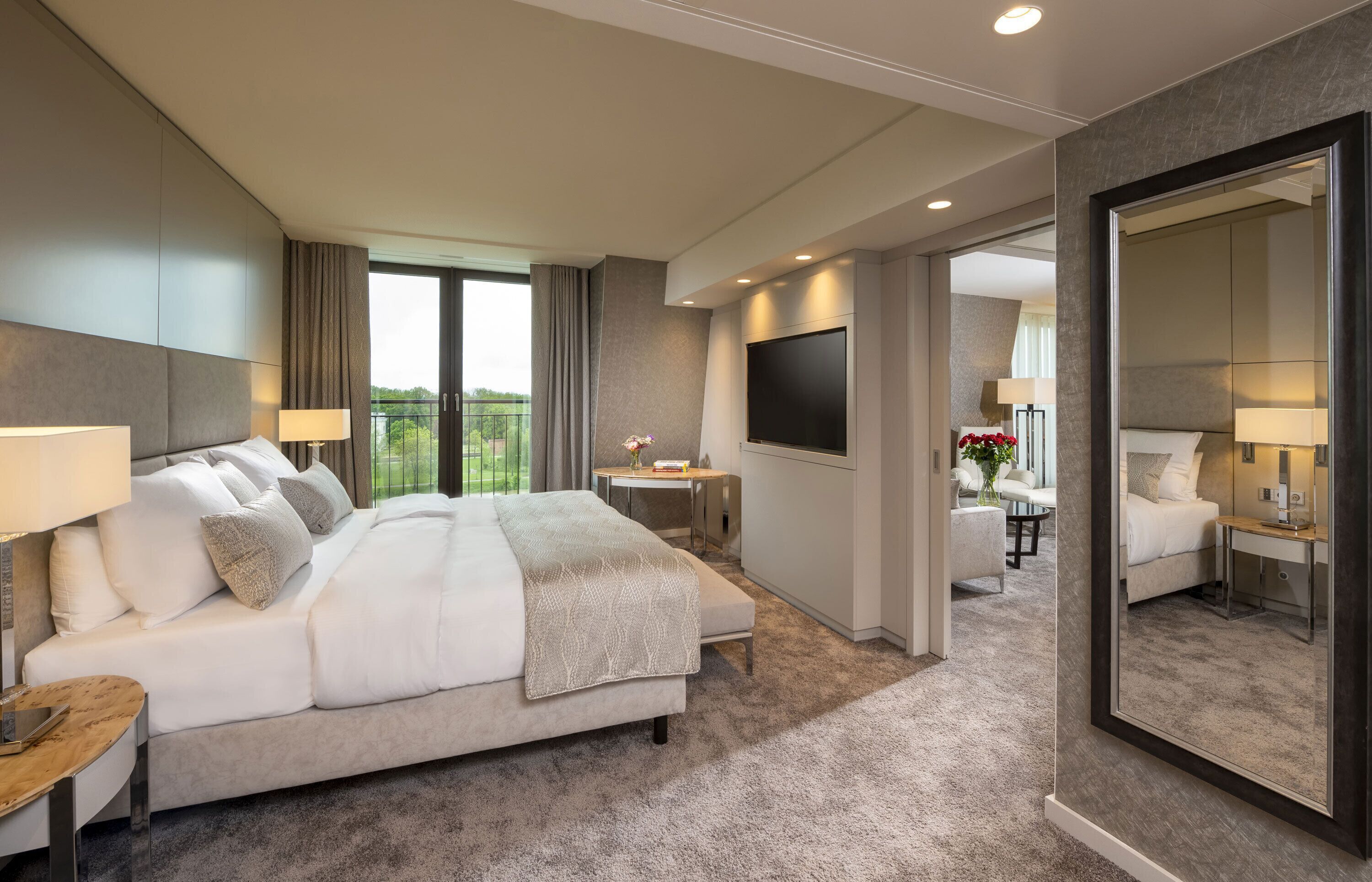 Hypo-allergenic bedding, minibar, desk, laptop workspace