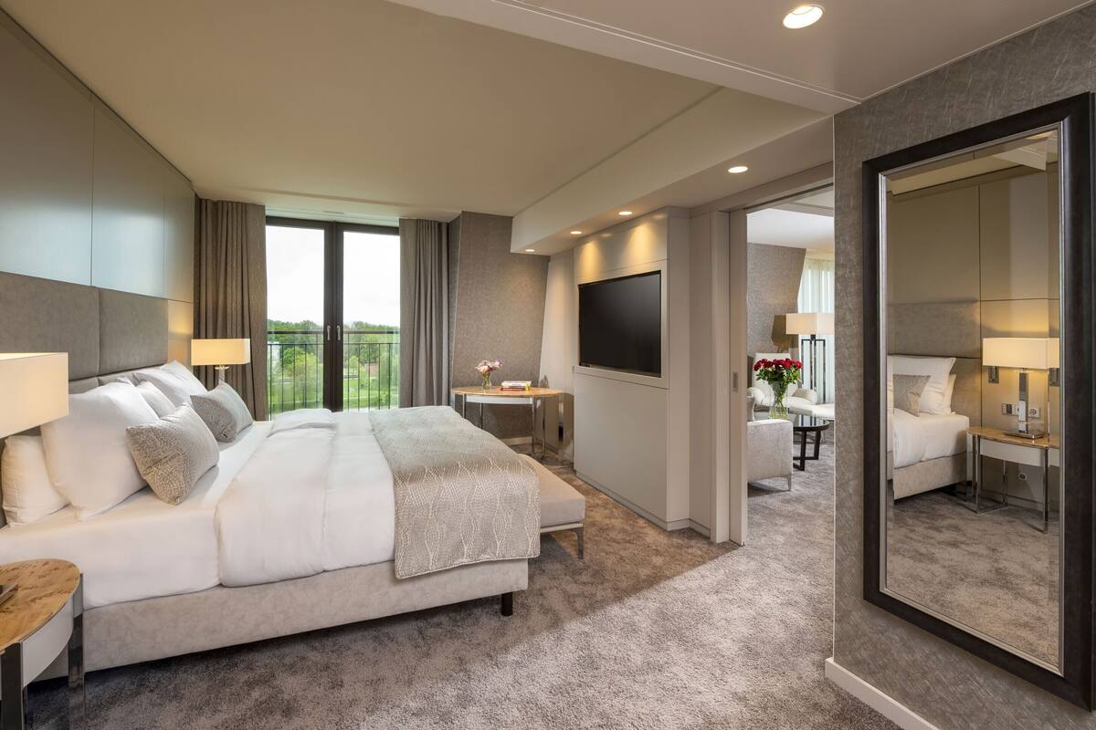 Hypo-allergenic bedding, minibar, desk, laptop workspace