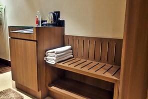 Executive Room | Egyptian cotton sheets, premium bedding, desk, laptop workspace - Hotel Kant Palace (Agra)