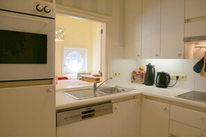 Fridge, oven, stovetop, dishwasher - Albatros C0 - 2-bedroom apartment with garden a few steps from the sea (De Haan)