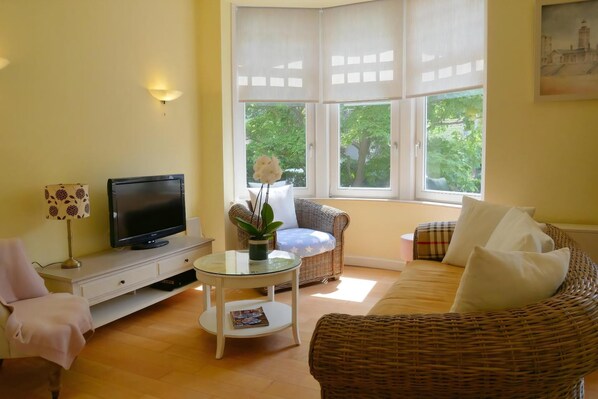 TV - Albatros C0 - 2-bedroom apartment with garden a few steps from the sea (De Haan)