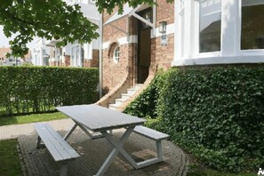 Outdoor dining - Albatros C0 - 2-bedroom apartment with garden a few steps from the sea (De Haan)