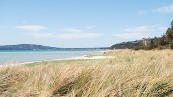 Una spiaggia nelle vicinanze