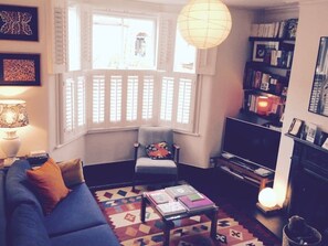 Smart-TV, peis og bøker