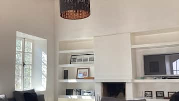 TV connectée, cheminée, lecteur de DVD, table de tennis de table