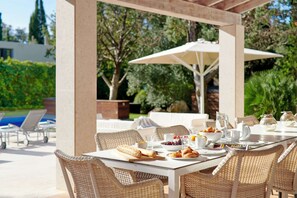 Outdoor dining - Villa Esquina Family Friendly Luxury 5 Bed 5 Bath Villa (PollenÃ§a)
