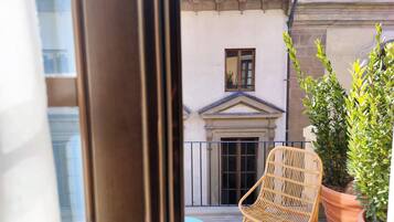 Junior-Suite, 2 Schlafzimmer, Terrasse, Stadtblick (Palazzo Baldaccio) | 1 Schlafzimmer, Zimmersafe, individuell dekoriert
