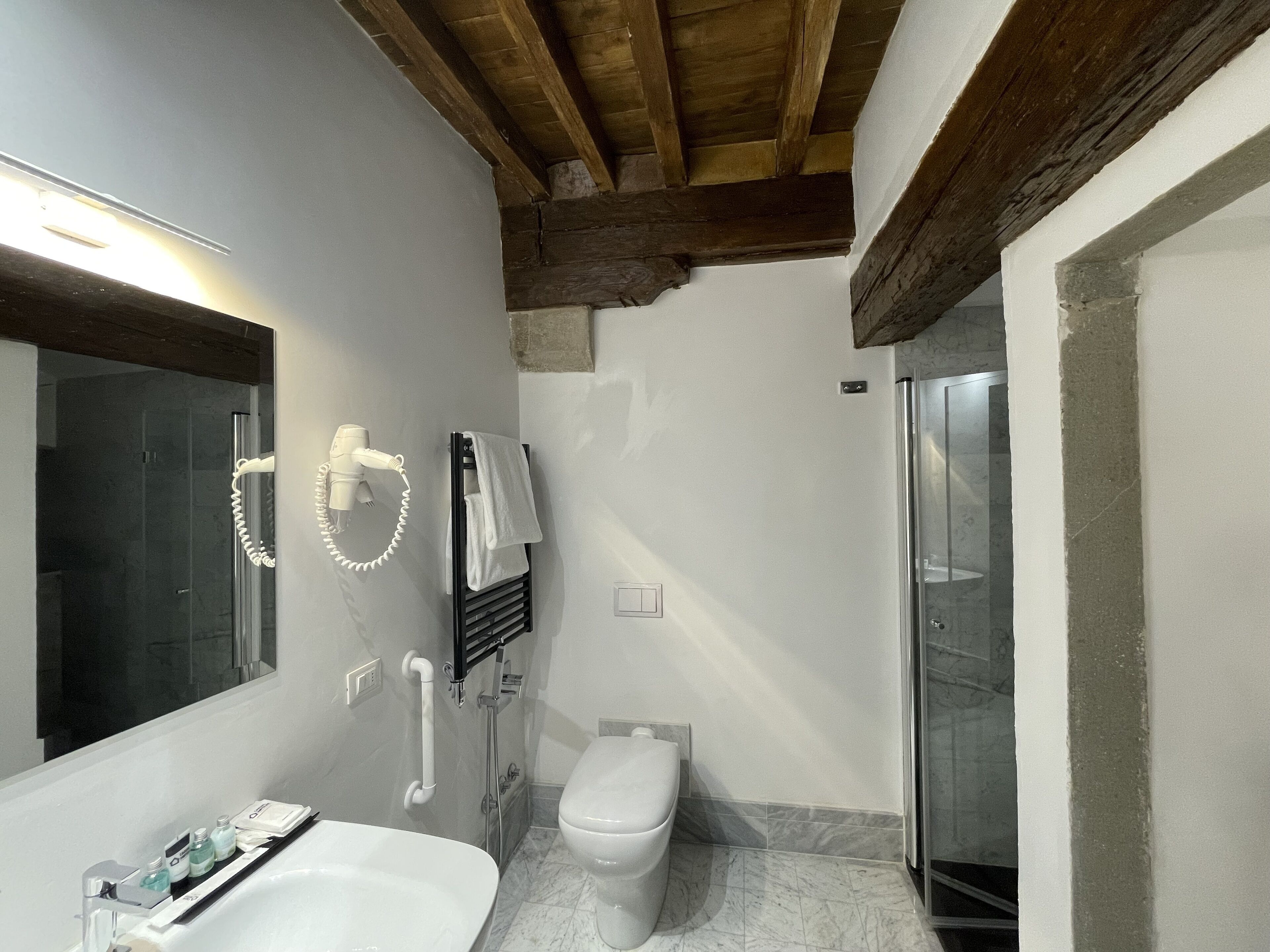 Ein Badezimmer mit Badewanne, Toilette und Dusche.