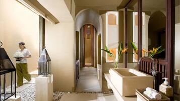 Couples treatment rooms, body treatments, aromatherapy
