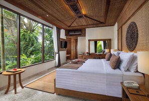 Deluxe-rum - utsikt mot dalen | Minibar, värdeförvaringsskåp på rummet och skrivbord