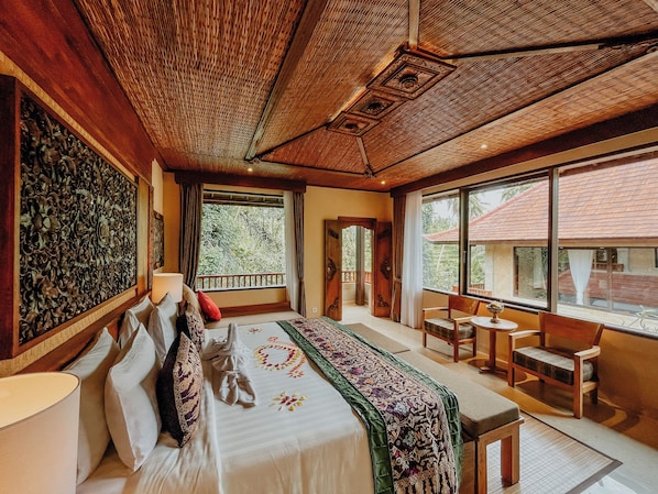 A spacious bedroom with a large bed, a wooden ceiling, and a view of the outside. - Sakti Garden Resort & Spa (Ubud)