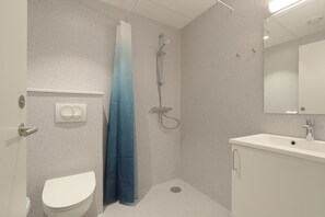 Room | Bathroom | Shower, towels - Bankbox Hostel Aabybro (Aabybro)