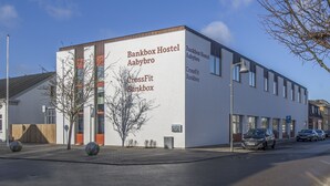 A modern building with signage for Bankbox Hostel Aabybro and CrossFit Bankbox. - Bankbox Hostel Aabybro (Aabybro)