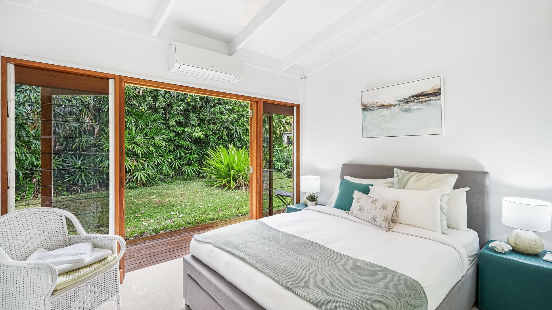4 bedrooms, iron/ironing board, WiFi (free), bed sheets