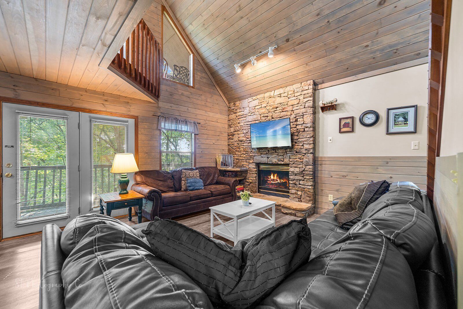 Cabin, Multiple Beds, Hot Tub, Mountain View | Living area | 40-inch TV with cable channels, fireplace