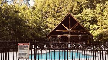 Kolam renang terbuka