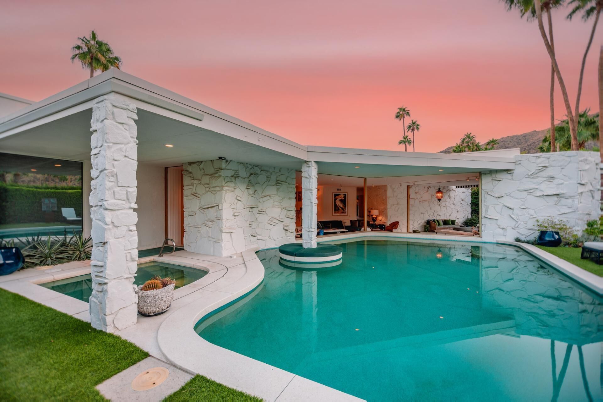 حمّام سباحة مُدفَّأ