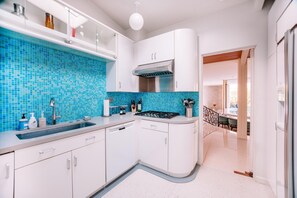 冰箱、微波炉、烤箱、炉灶