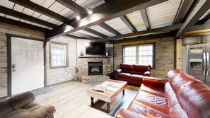 Baita, letti multipli, idromassaggio, vista montagna | Area soggiorno | TV 40 pollici con canali via cavo, caminetto