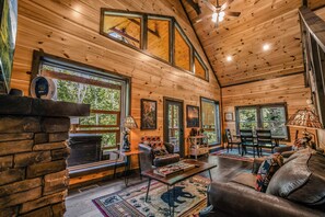 40-英寸电视 (配备有线频道)、壁炉