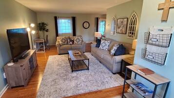House, Multiple Beds, Kitchen | Living area | 40-inch TV with cable channels