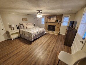 House, Multiple Beds, Kitchen | 5 bedrooms, free WiFi, bed sheets - Andrea Abode (Lexington)