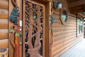 Property grounds - Wuzzy's Flophouse (Sevierville)