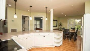 ハウス ベッド (複数台) スパ浴槽 マウンテンビュー | 専用キッチン | 冷蔵庫、電子レンジ、オーブン、コンロ