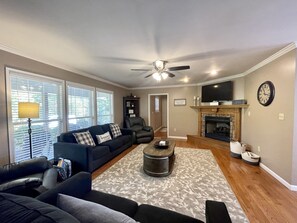 House, Multiple Beds, Hot Tub | Living area | 40-inch TV with cable channels, fireplace