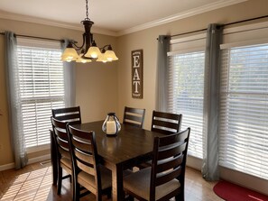 Dining - Mountain Rooster Inn (Sevierville)