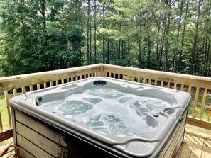 Outdoor spa tub - Mountain Rooster Inn (Sevierville)