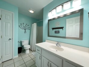 Bathroom - Mountain Rooster Inn (Sevierville)