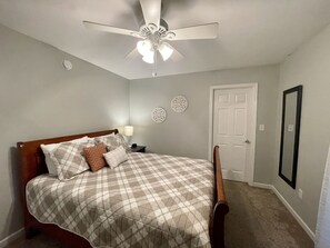 3 bedrooms, free WiFi, bed sheets - Mountain Rooster Inn (Sevierville)