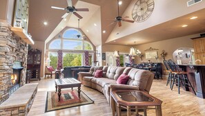 40-Zoll-Fernseher mit Kabelempfang, Kamin