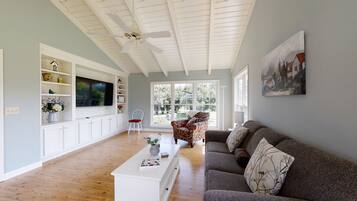House, Multiple Beds, Hot Tub, Mountain View | Living area | 40-inch TV with cable channels