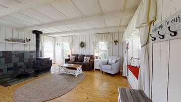 House, Multiple Beds, Hot Tub, Mountain View | Living area | 40-inch TV with cable channels