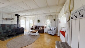 独立别墅, 多张床, 热水浴缸, 山景 | 起居区 | 40-英寸电视（配备有线频道）