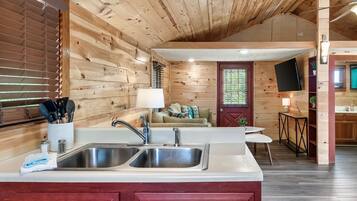 Kabin, 1 Tempat Tidur Queen dengan tempat tidur Sofa, hot tub, pemandangan gunung | Dapur pribadi | Lemari es, microwave, kompor, dan mesin pencuci piring