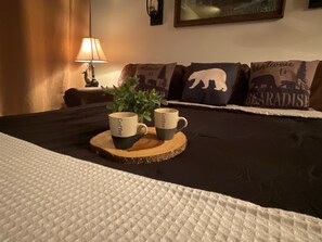 Condo, várias camas, banheira de imersão, vista para a montanha | 2 quartos, Wi-Fi de cortesia